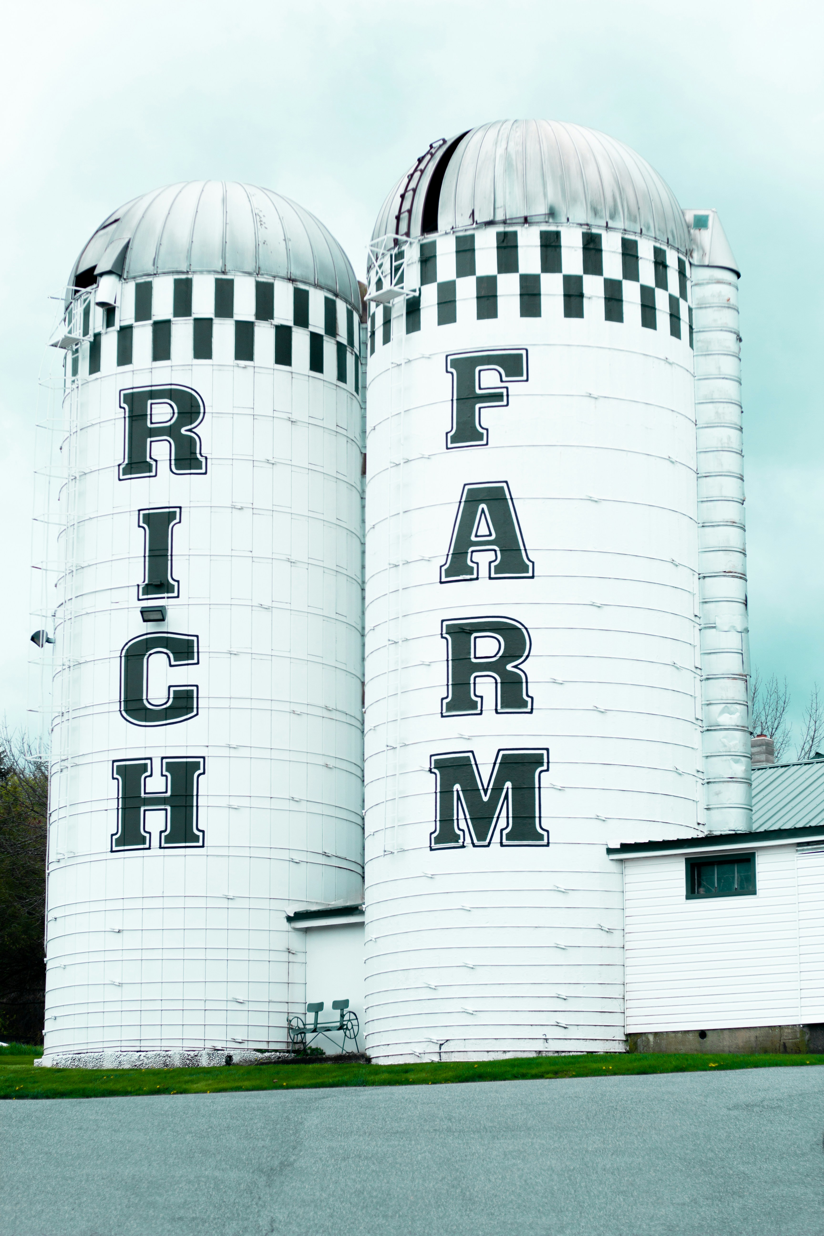edificio in legno bianco e nero