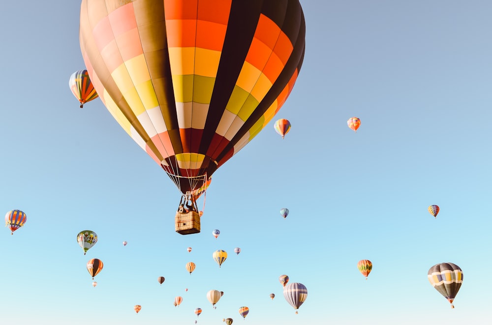 Heißluftballons am Himmel