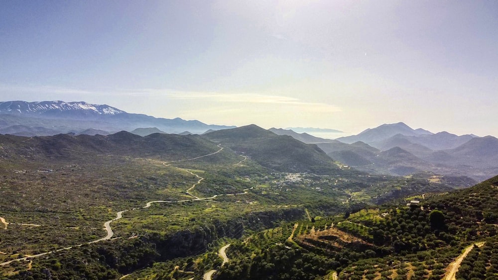 Montañas verdes bajo el cielo azul durante el día