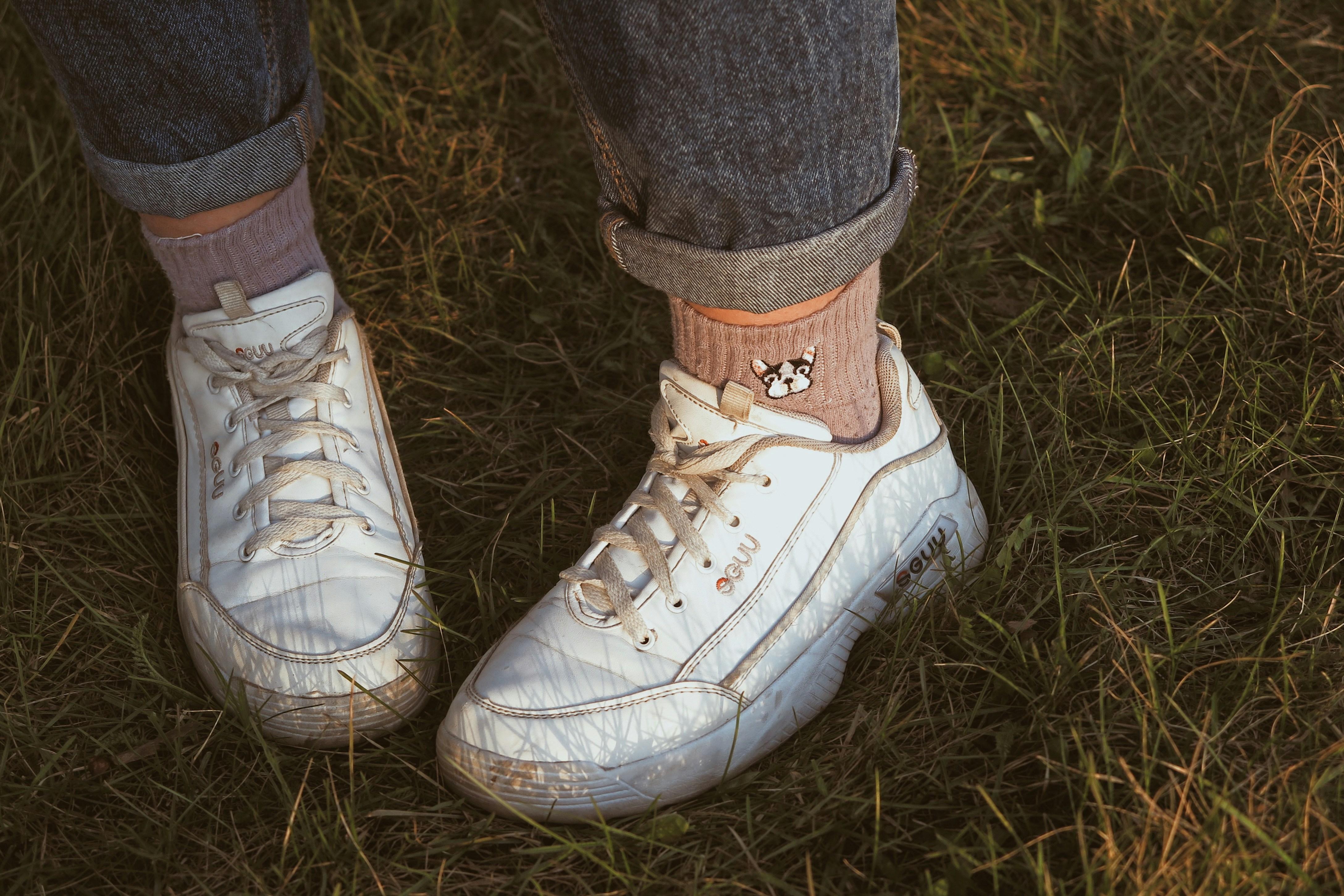clean sneakers aesthetic, wallpaper, Cara Menghilangkan Bau Sepatu: 8 Metode Mudah & Efektif 2
