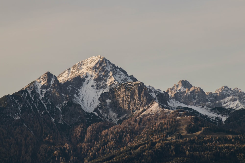 montanha coberta de neve durante o dia