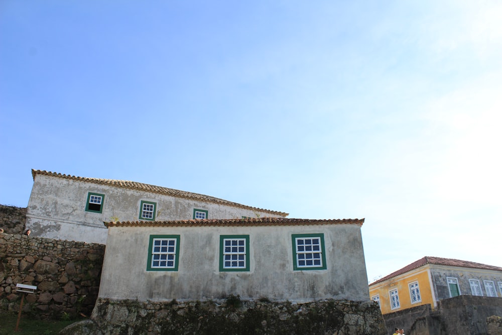 낮에는 푸른 하늘 아래 흰색과 갈색 콘크리트 건물