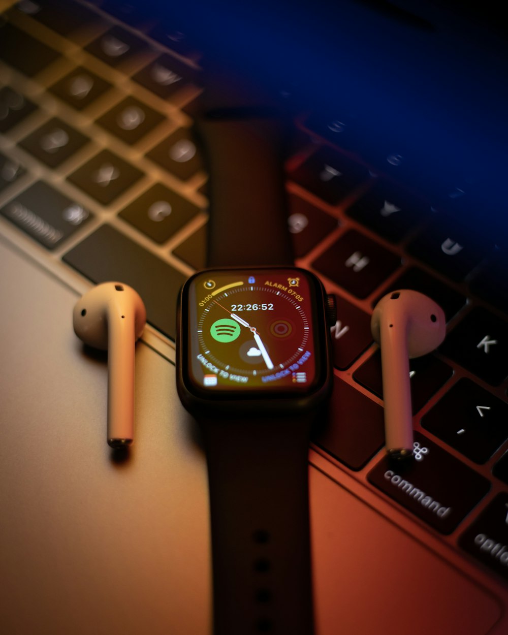 Apple Watch noire avec bracelet sport rouge