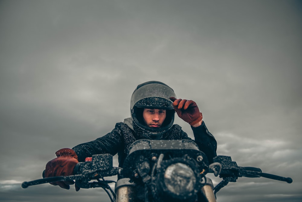 バイクに乗る黒いジャケットの男