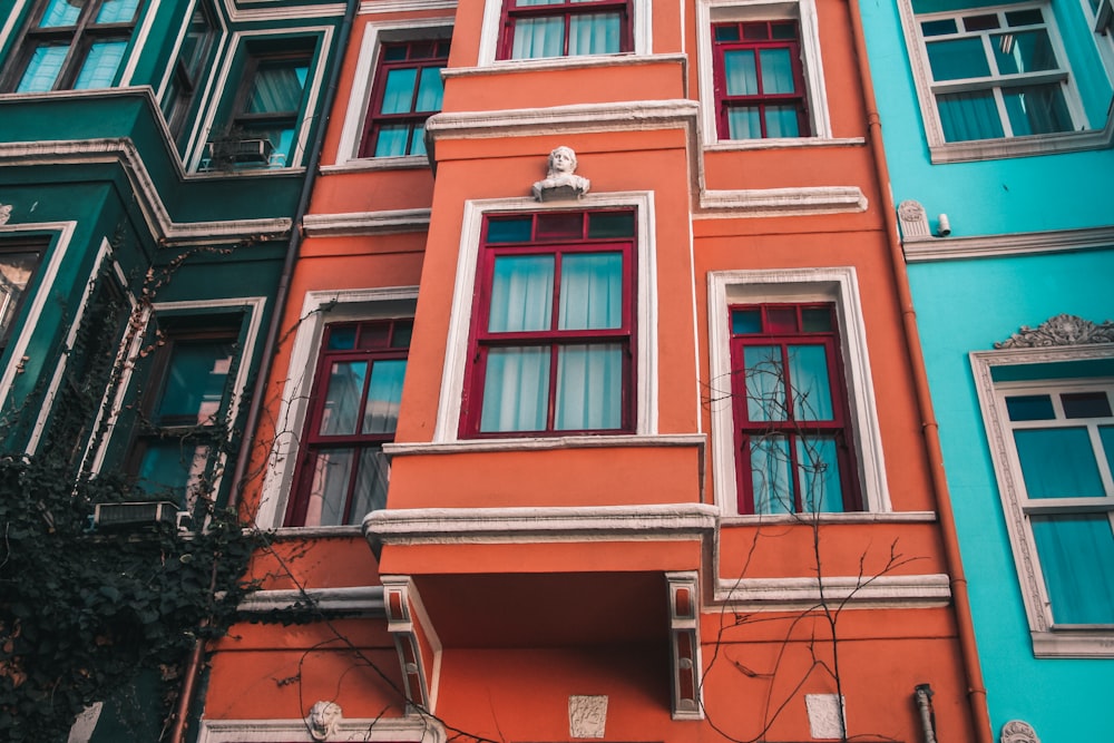 edificio in cemento marrone durante il giorno