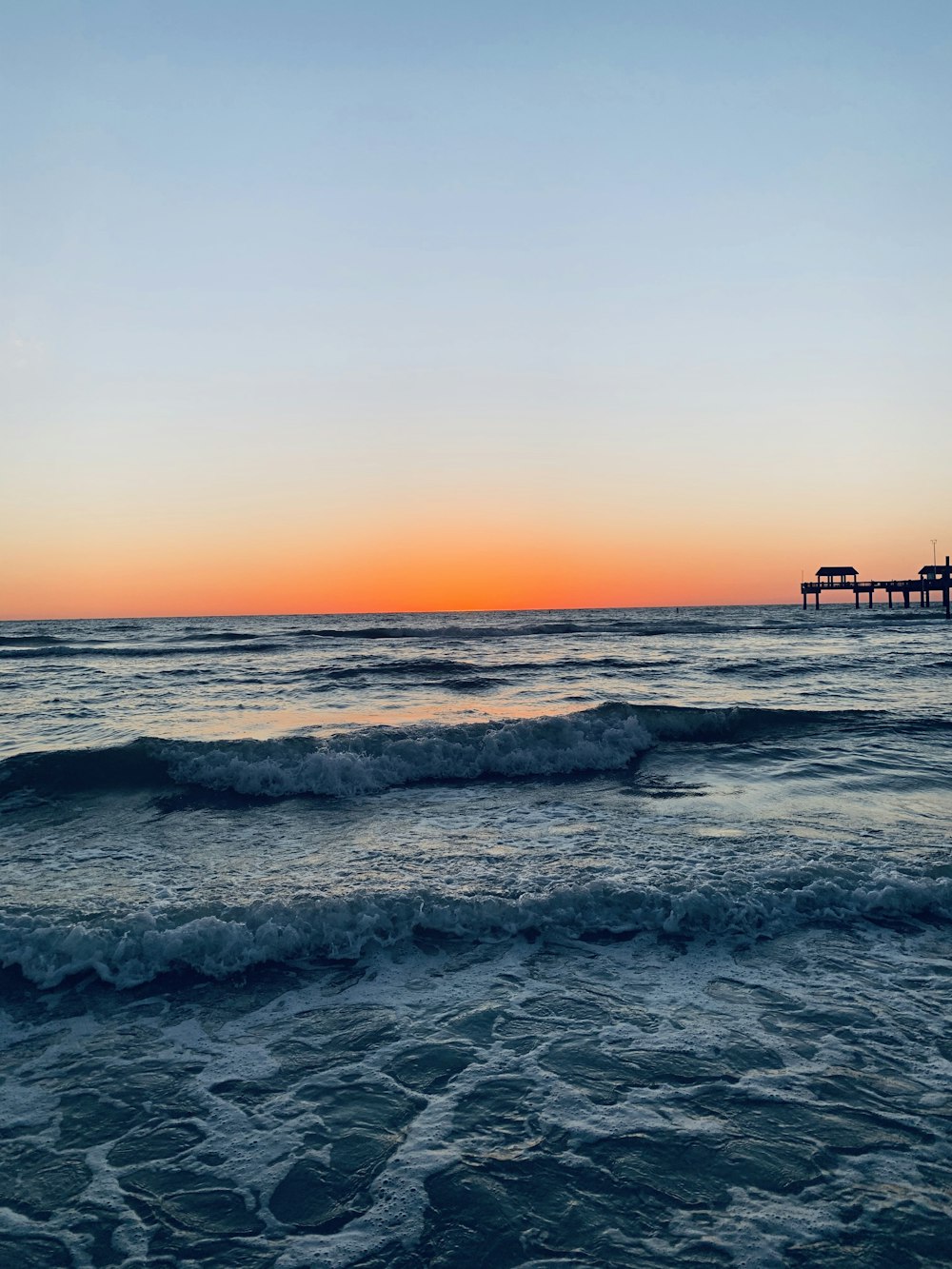 Cuerpo de agua durante la puesta de sol