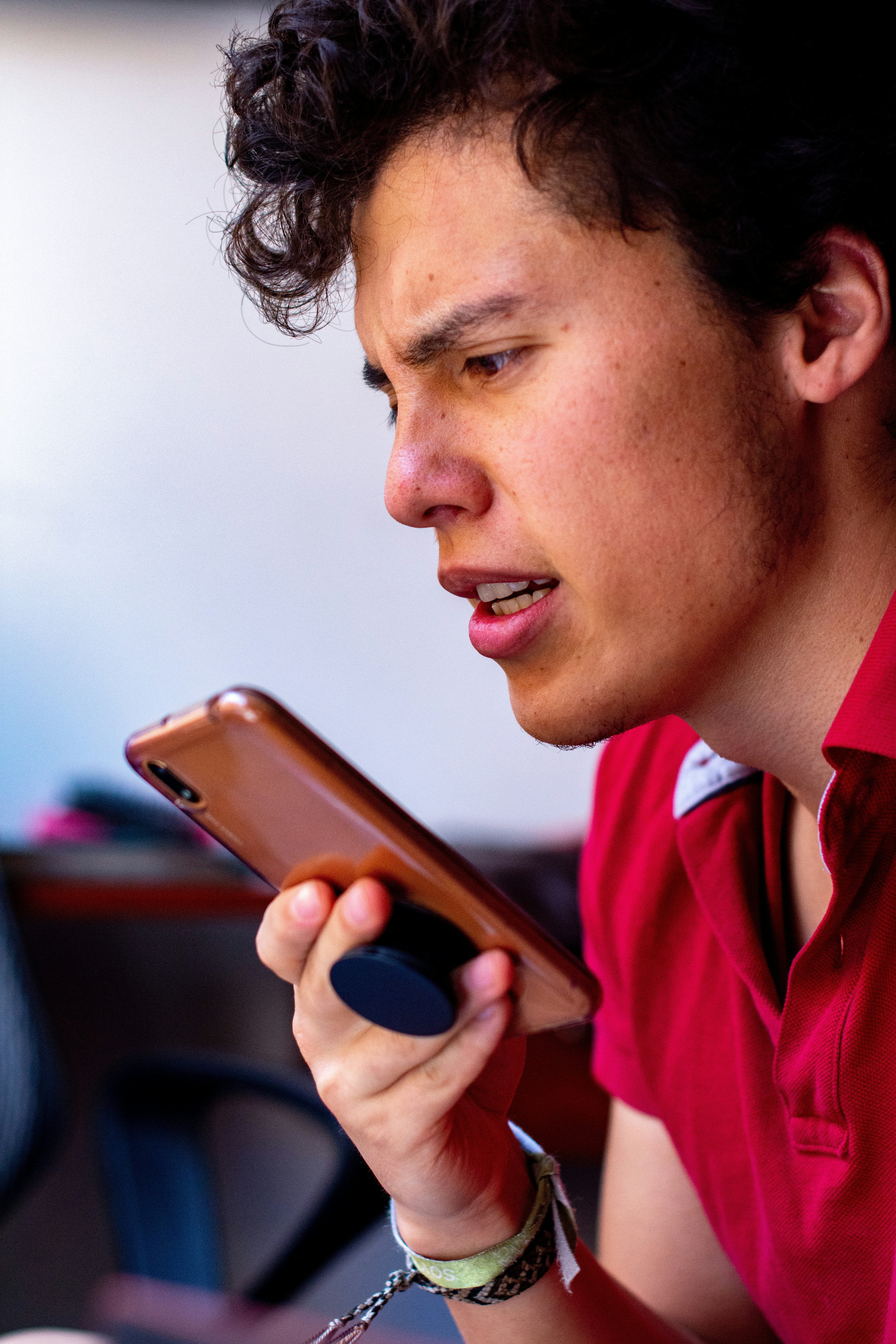 Pessoa pensando no Instagram