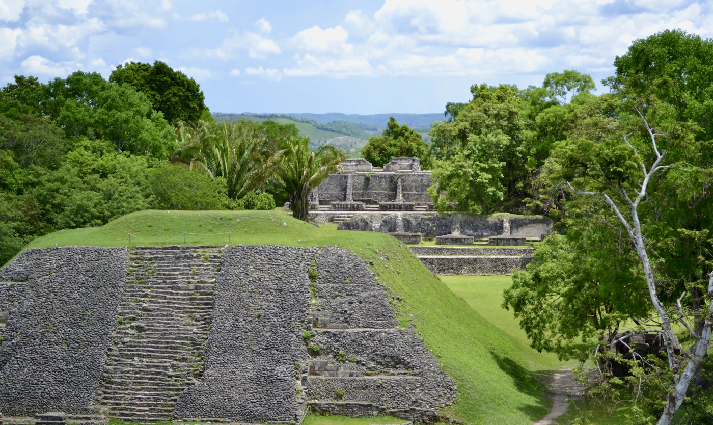 Temples mayas de Xunantunich entourés de forêt au Belize