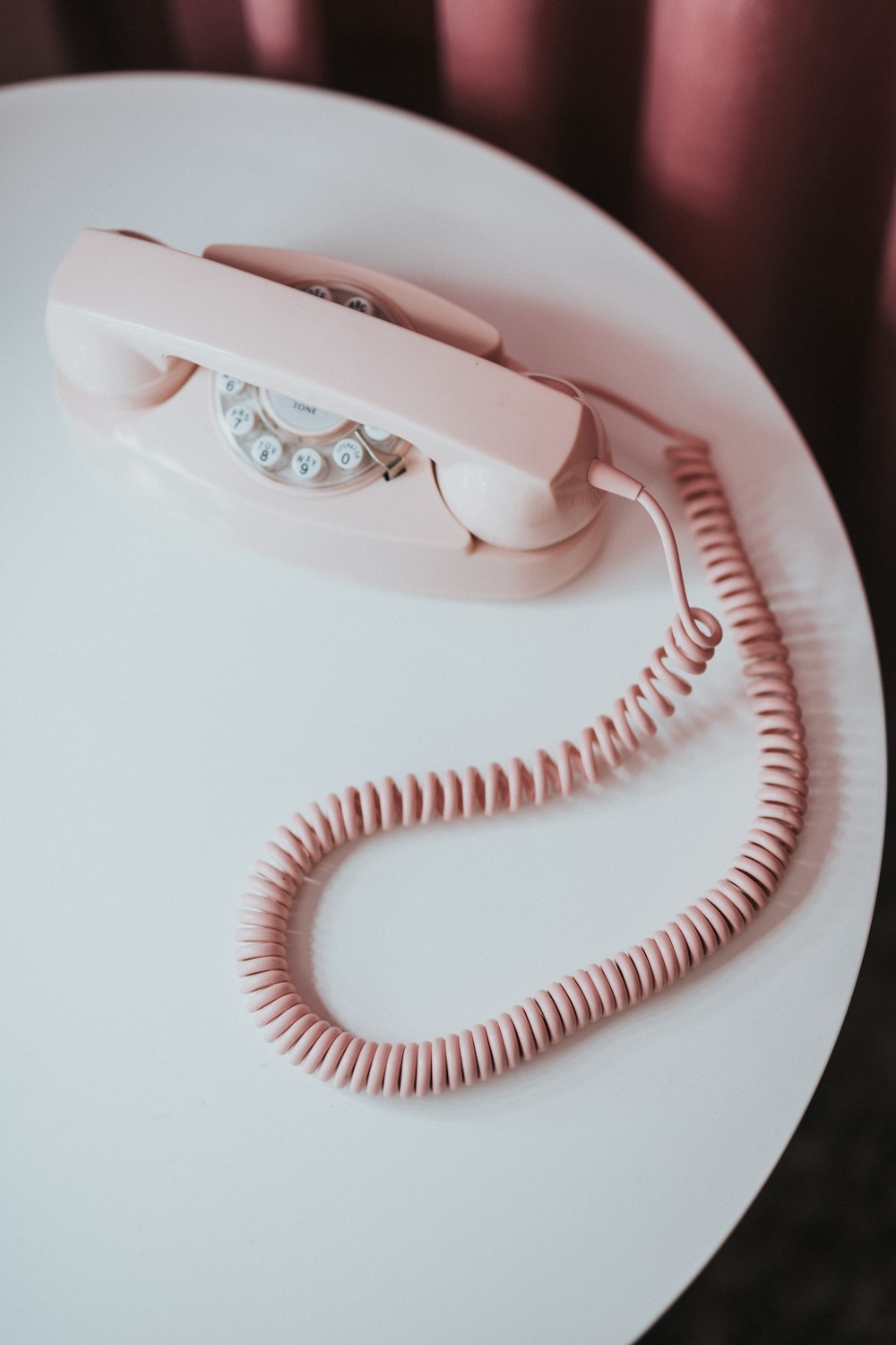 Teléfono de disco blanco y rosa