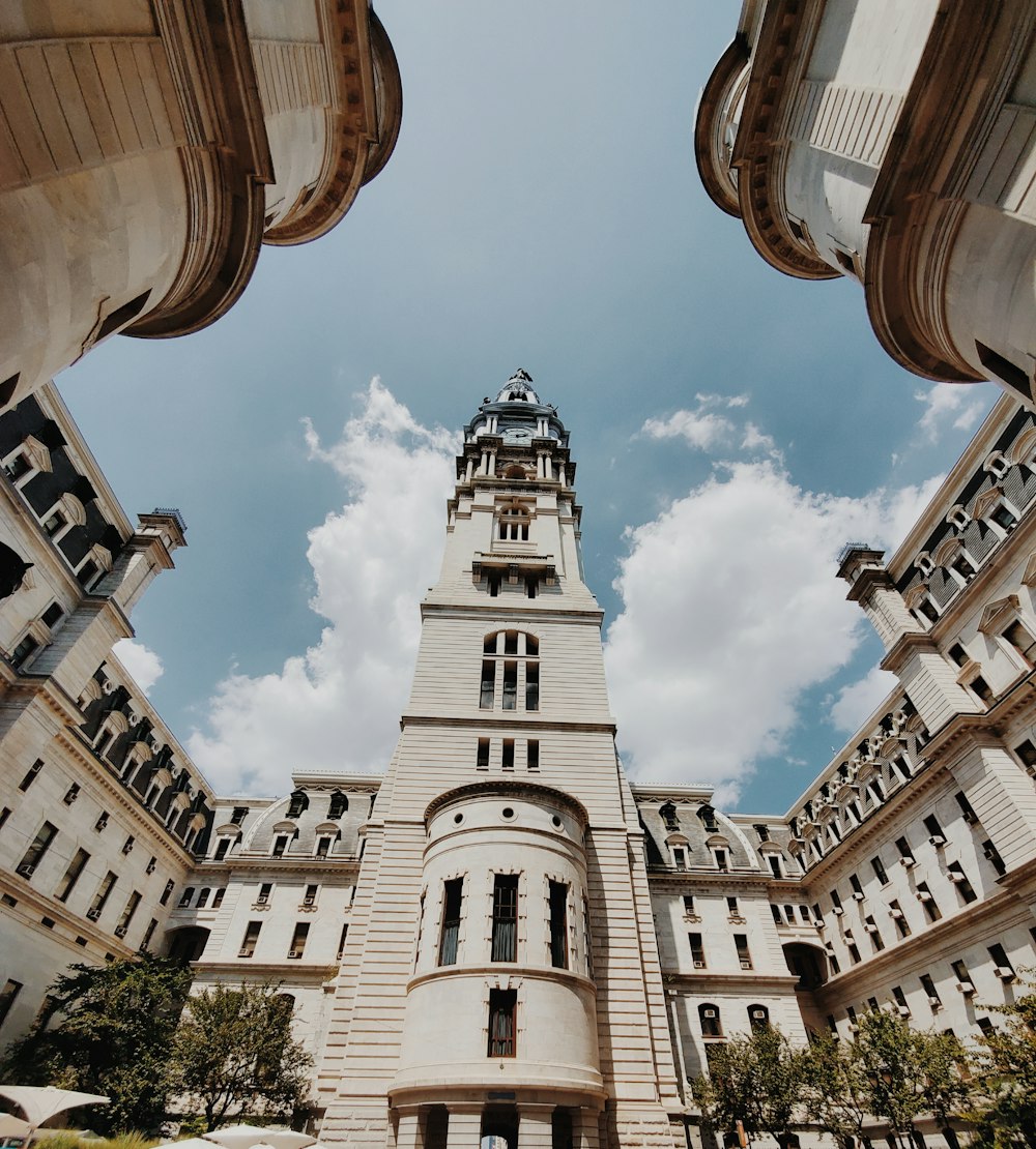 edificio in cemento marrone sotto il cielo blu durante il giorno