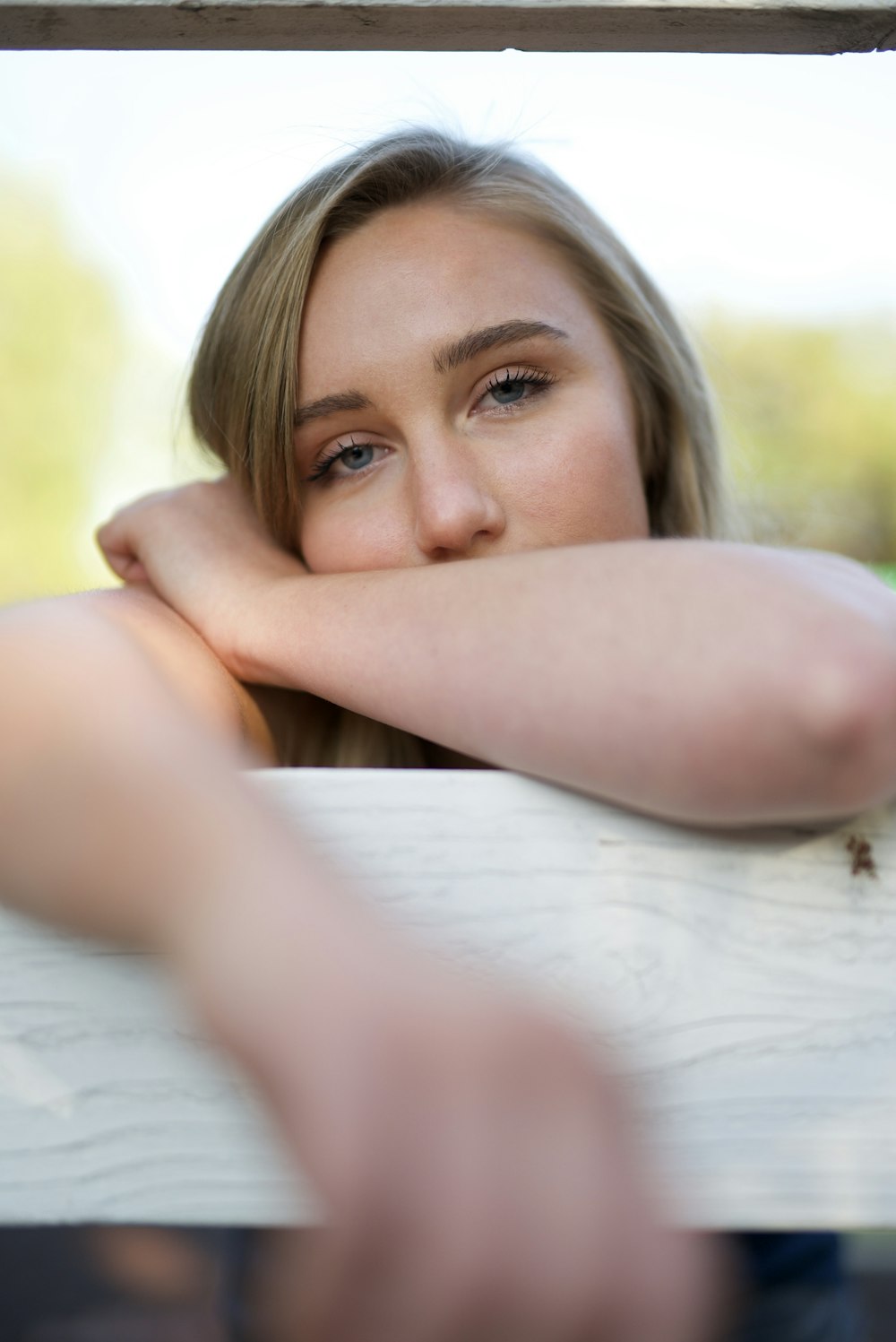 femme couchée sur un lit blanc