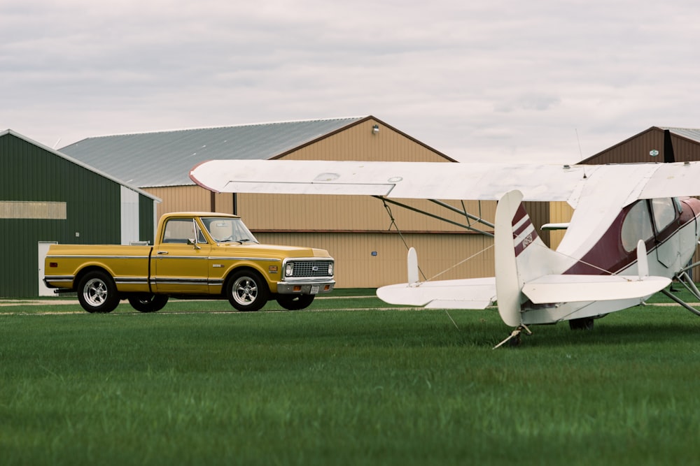 coche vintage amarillo en campo de hierba verde