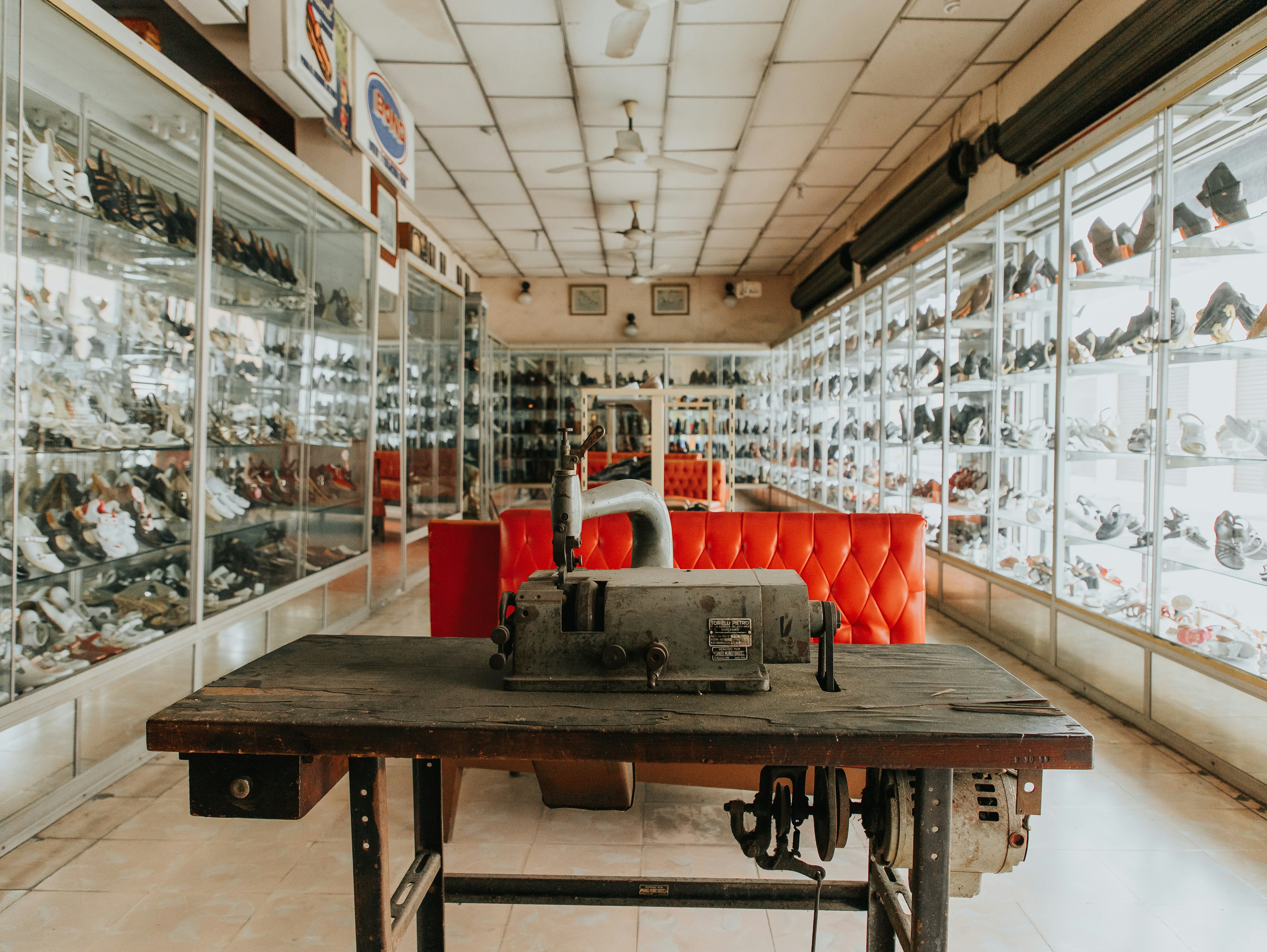 黒と茶色の木製テーブル