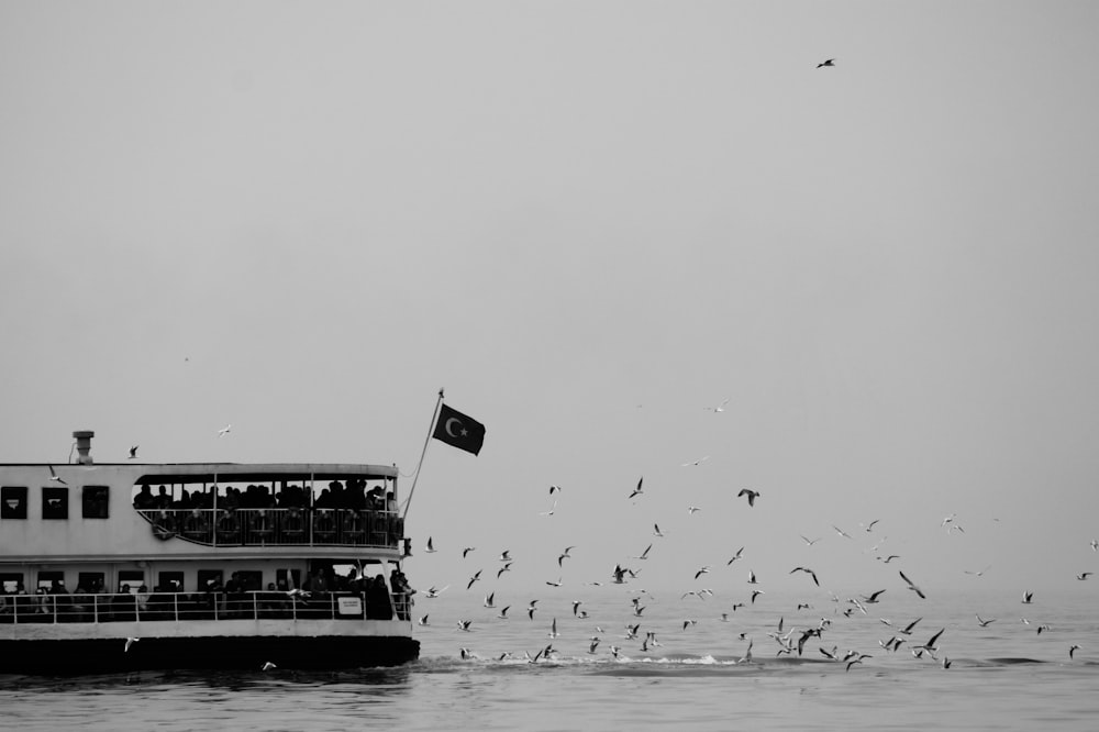 Vogelschwarm, der tagsüber über das Meer fliegt