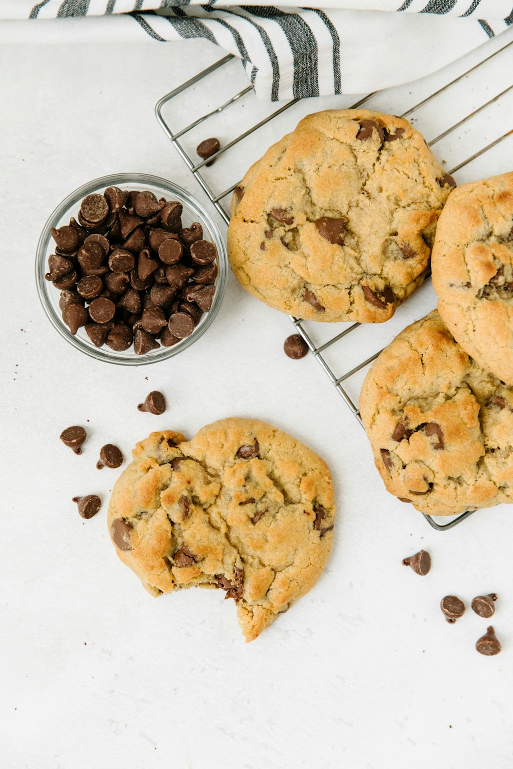 biscoitos marrons na placa cerâmica branca