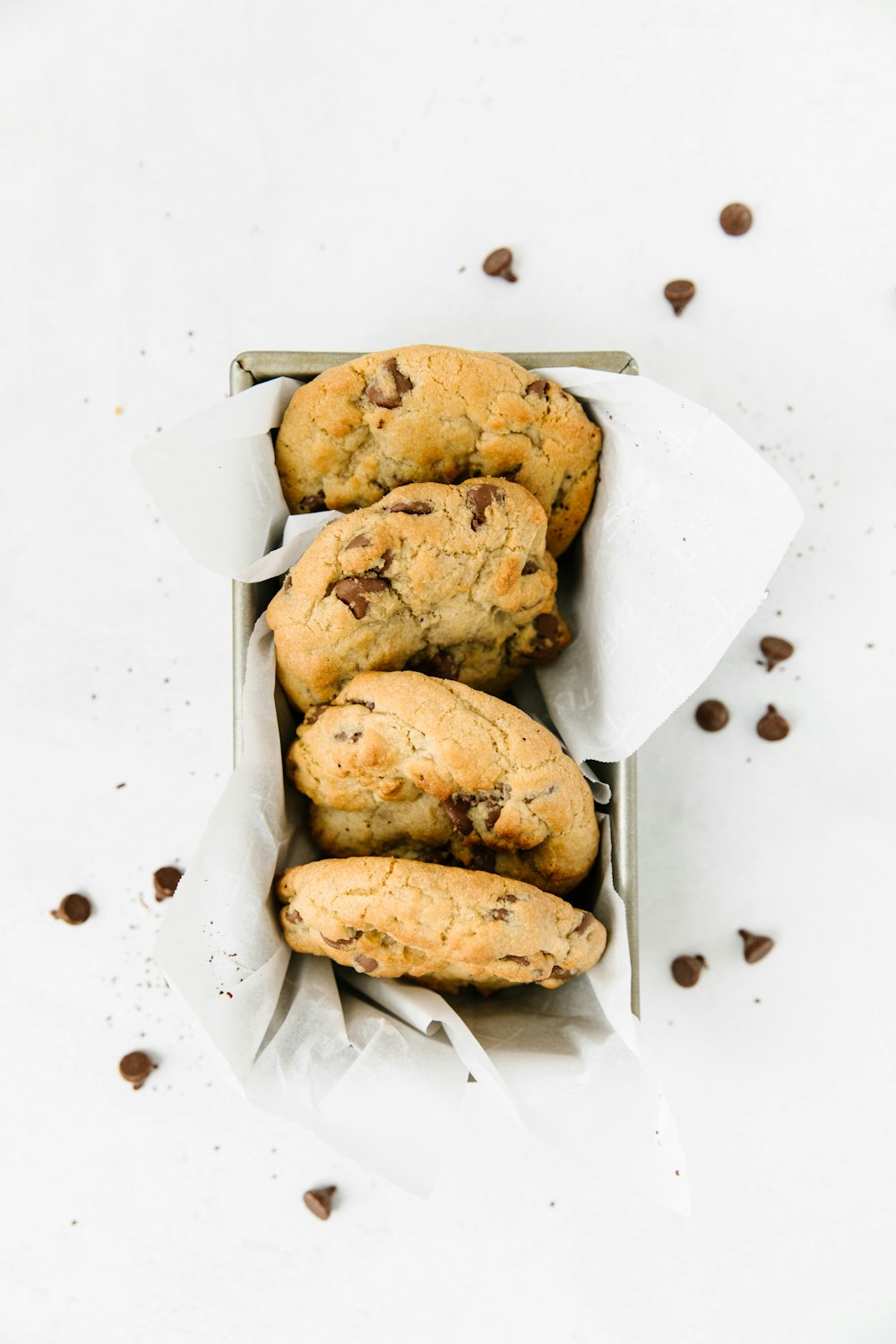 biscotti marroni su carta bianca