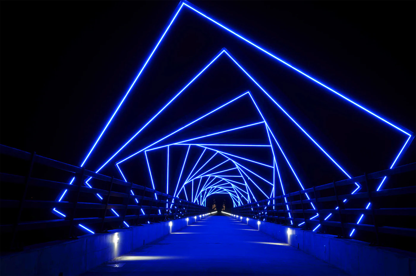 Tunnel de triangles lumineux bleus