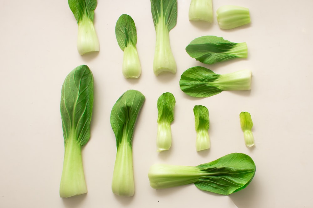 légumes tranchés verts et blancs