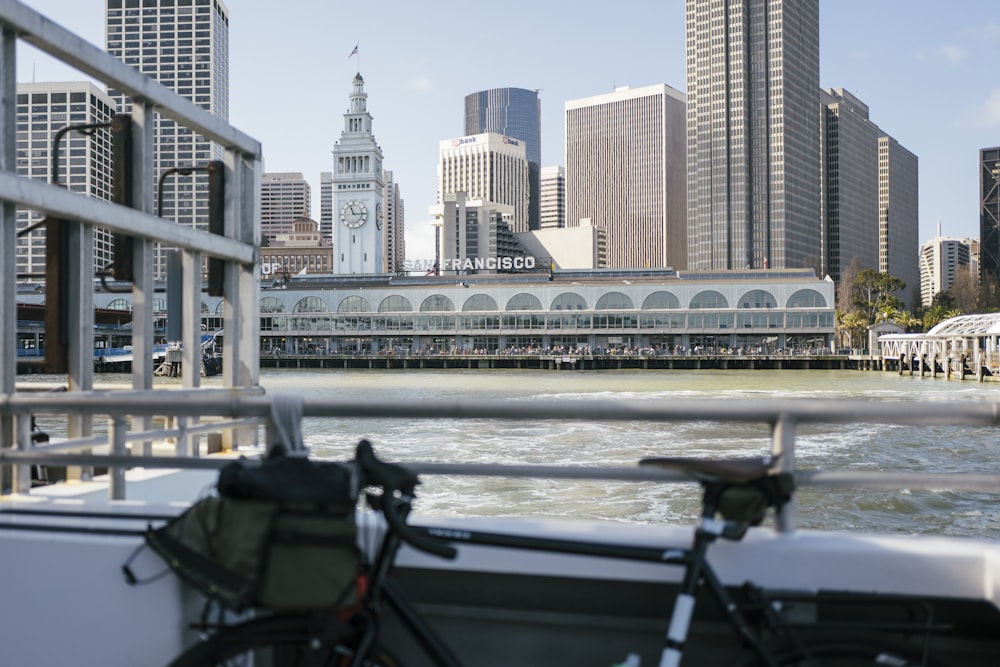 bicicletta nera vicino allo specchio d'acqua durante il giorno