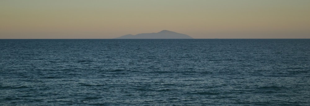 Cuerpo de agua cerca de la montaña durante el día