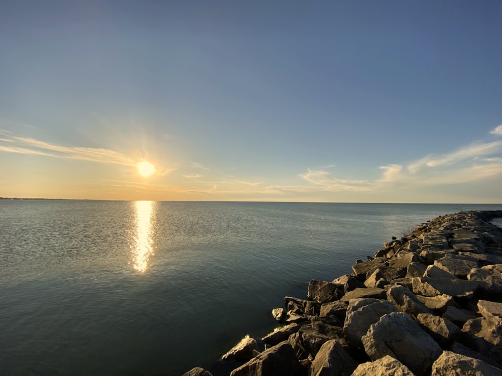 rocce grigie vicino allo specchio d'acqua durante il giorno