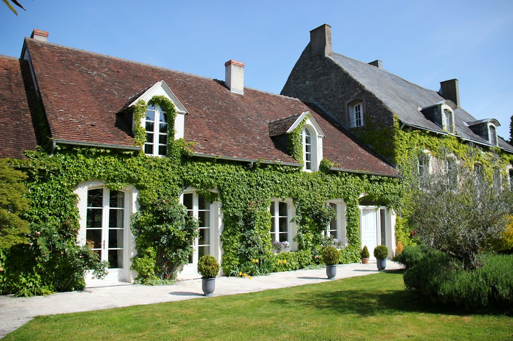 Maison ancienne en bois blanc et brun à Blois, illustration de la taxe foncière 2026 due par les propriétaires