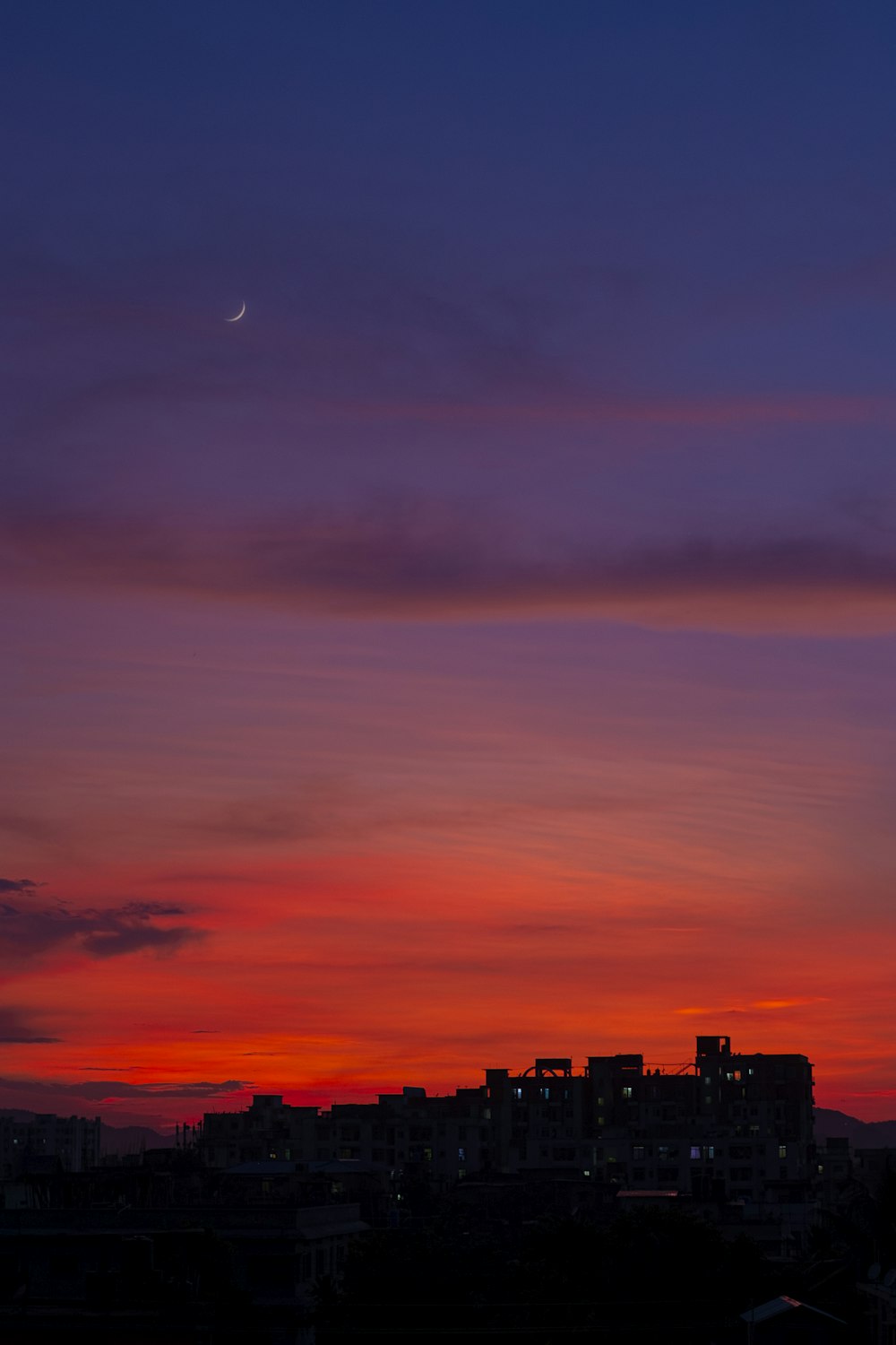 silueta de los edificios de la ciudad durante la puesta de sol