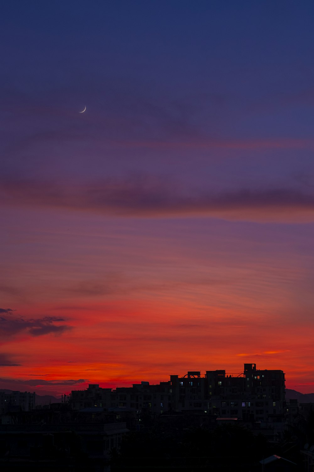 夕暮れ時の街の建物のシルエット