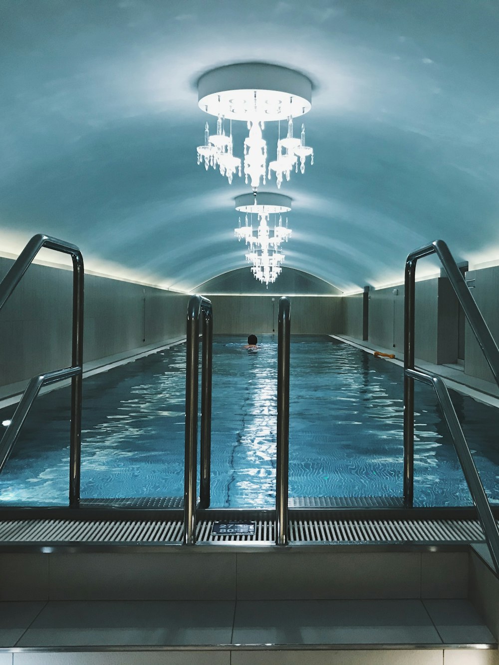 piscina branca e azul