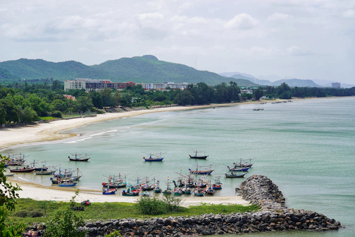 Best Solo Traveler Spots in Hua Hin: Where to Eat, Drink, and Connect