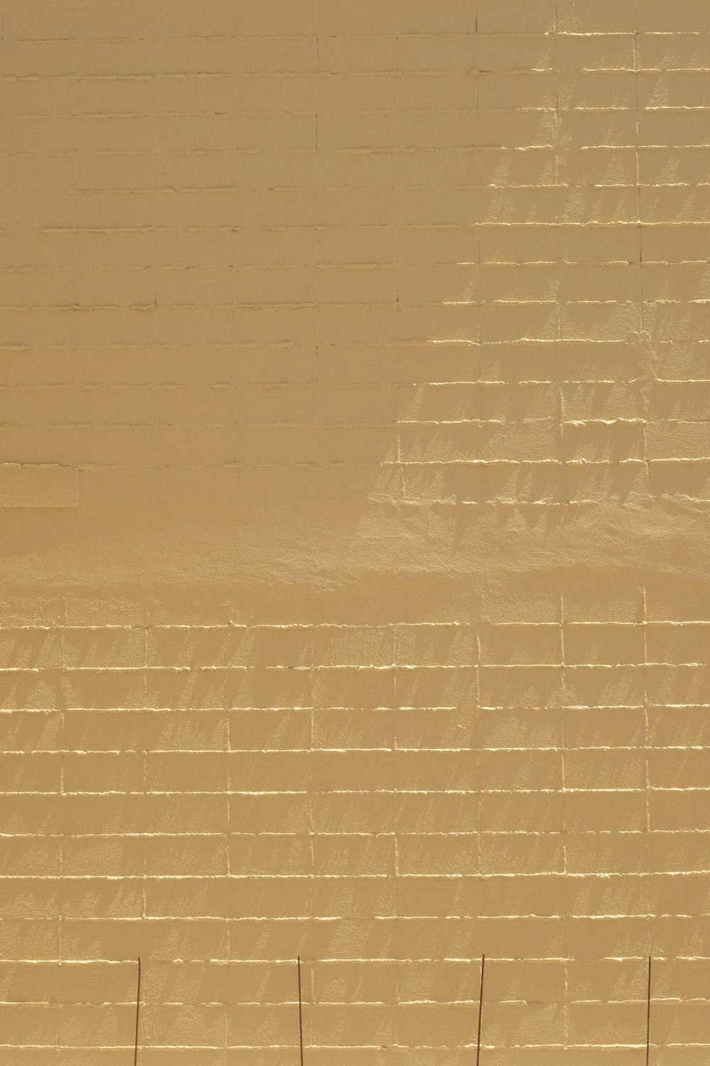 muro di cemento bianco durante il giorno