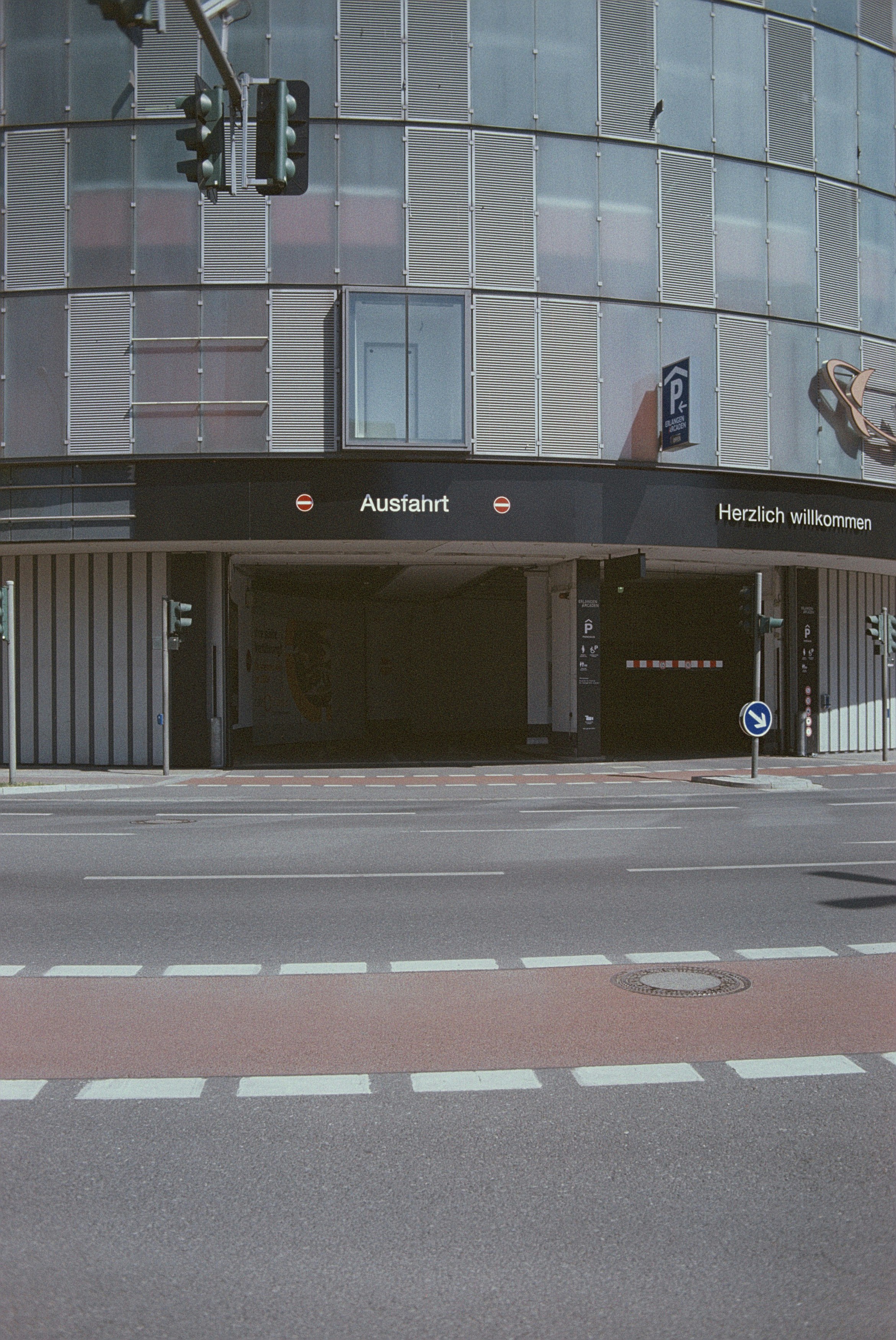 #stayhome empty streets & architectural lack of ideas sadness. Made with Leica R7 (Year: 1994) and Leica Summicron-R 2.0 35mm (Year: 1978). Analog scan via nimmfilm.de: Fuji Frontier SP-3000. Film reel: Voigtländer Vchrome 100 E6 (expired 1998)
