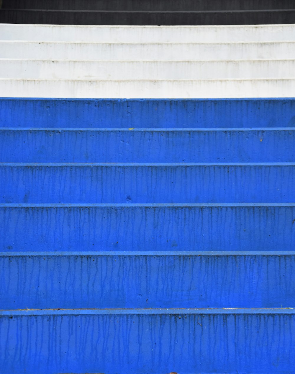 parete in legno blu e bianco