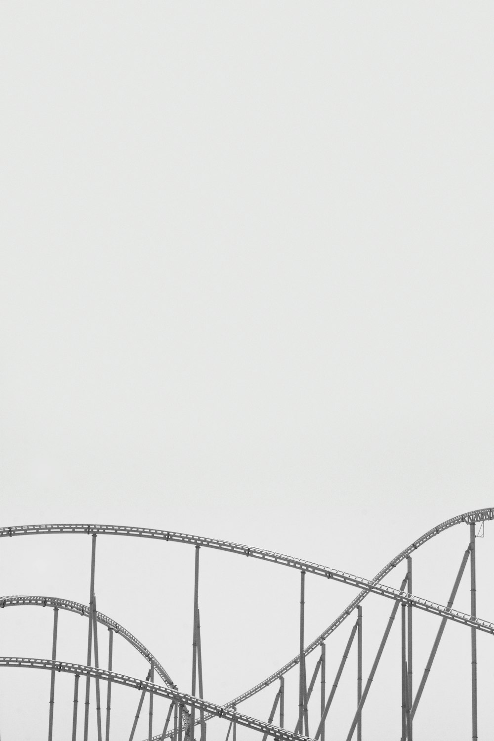 Puente de metal gris bajo el cielo blanco