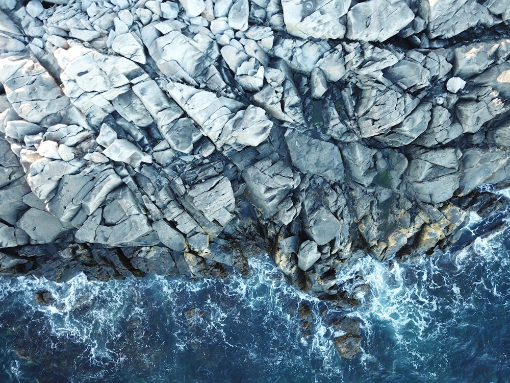 Wasserwellen, die tagsüber auf Felsen treffen