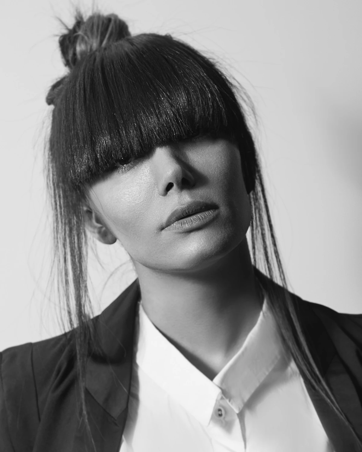 Frau mit Pony – Pony-Frisurentrend Herbst 2026 vom Baby-Pony bis Birkin-Fringe