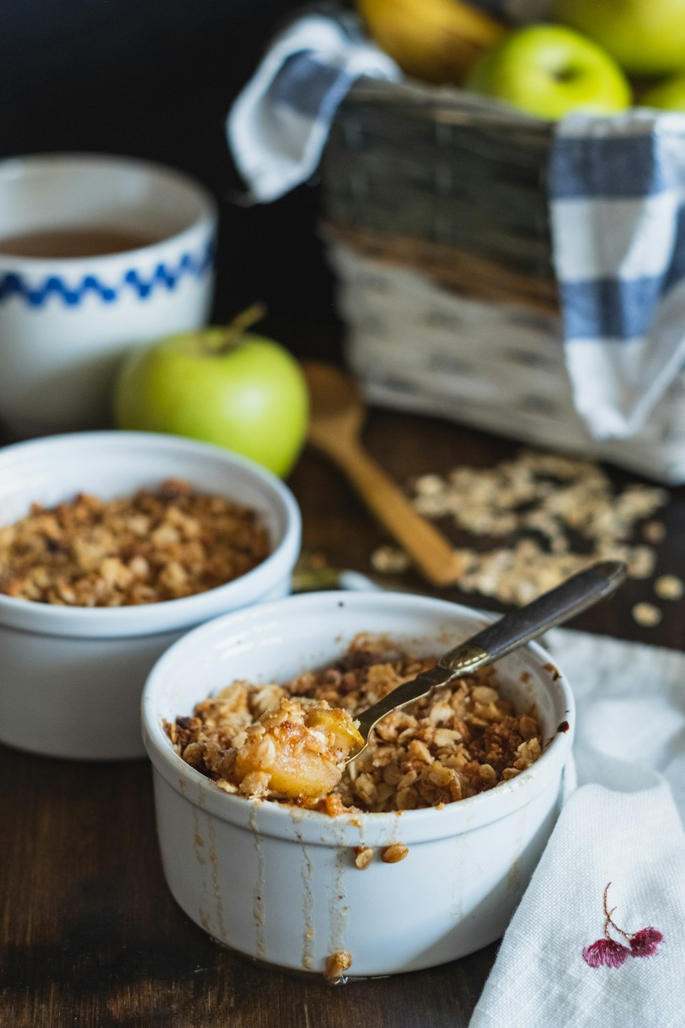 weiße Keramikschale mit braunem Reis und Edelstahllöffel