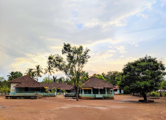 A peaceful semi-urban lot in Valladolid with clear skies and natural surroundings.