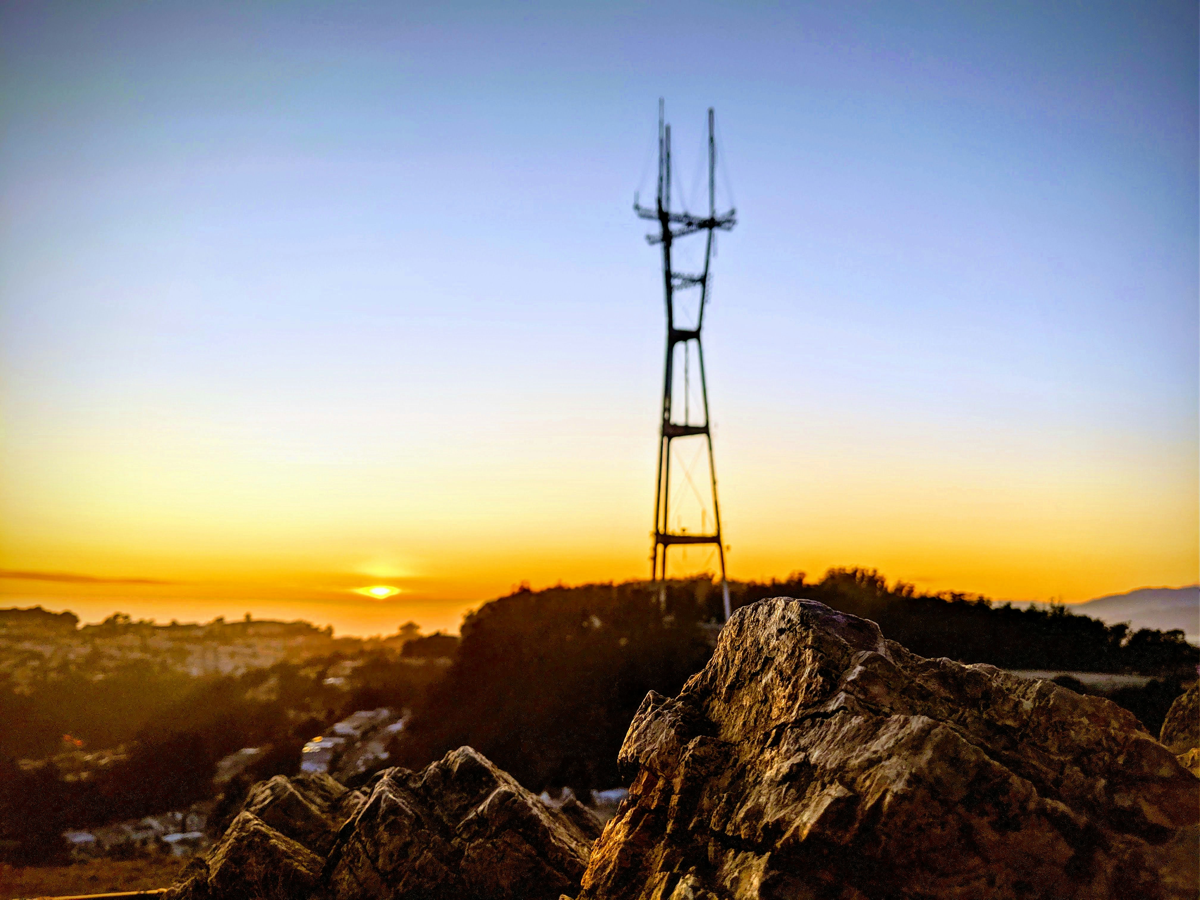 mulino a vento in bianco e nero durante il tramonto
