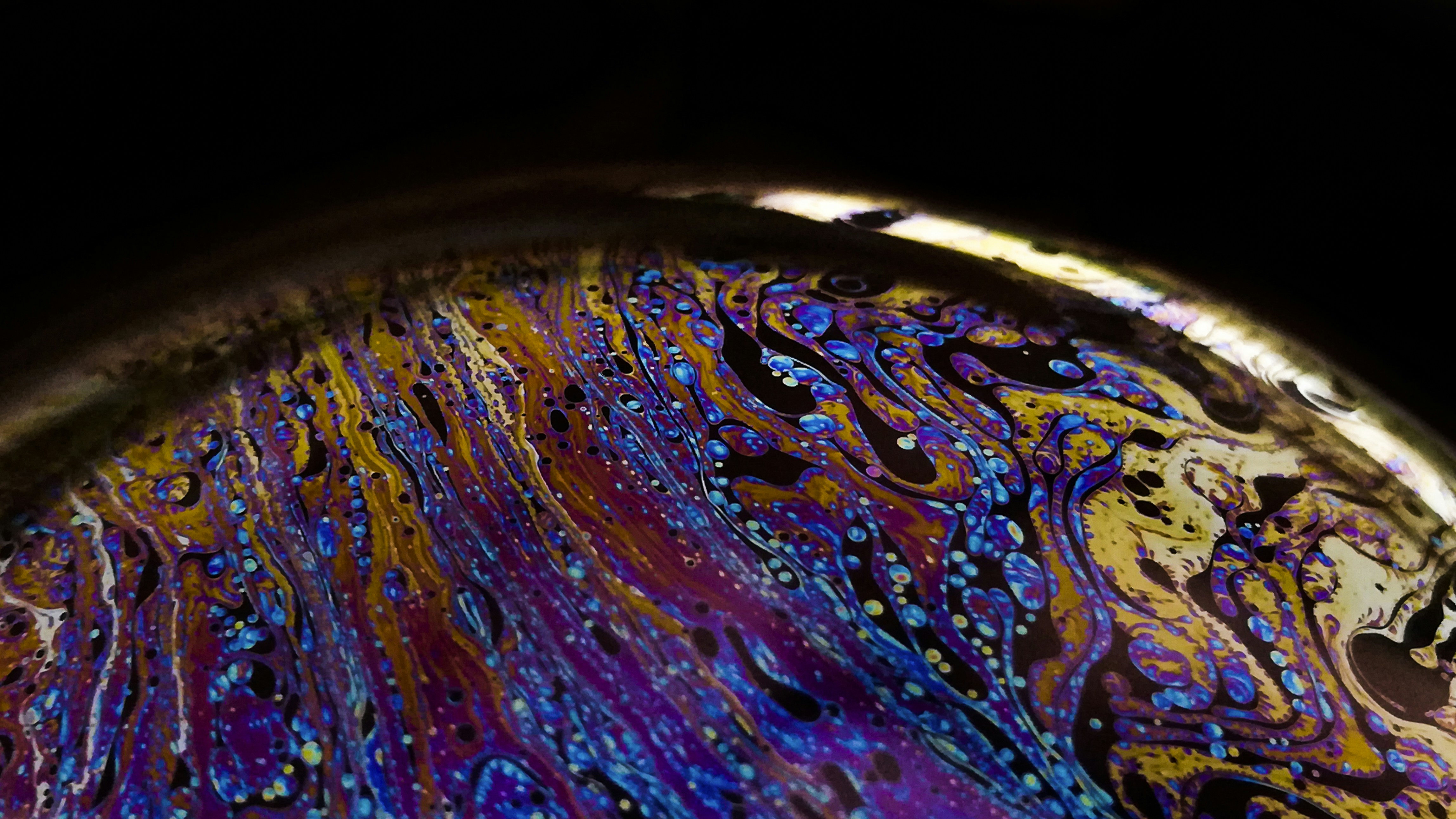 Primer plano de una superficie de burbujas de jabón coloridas