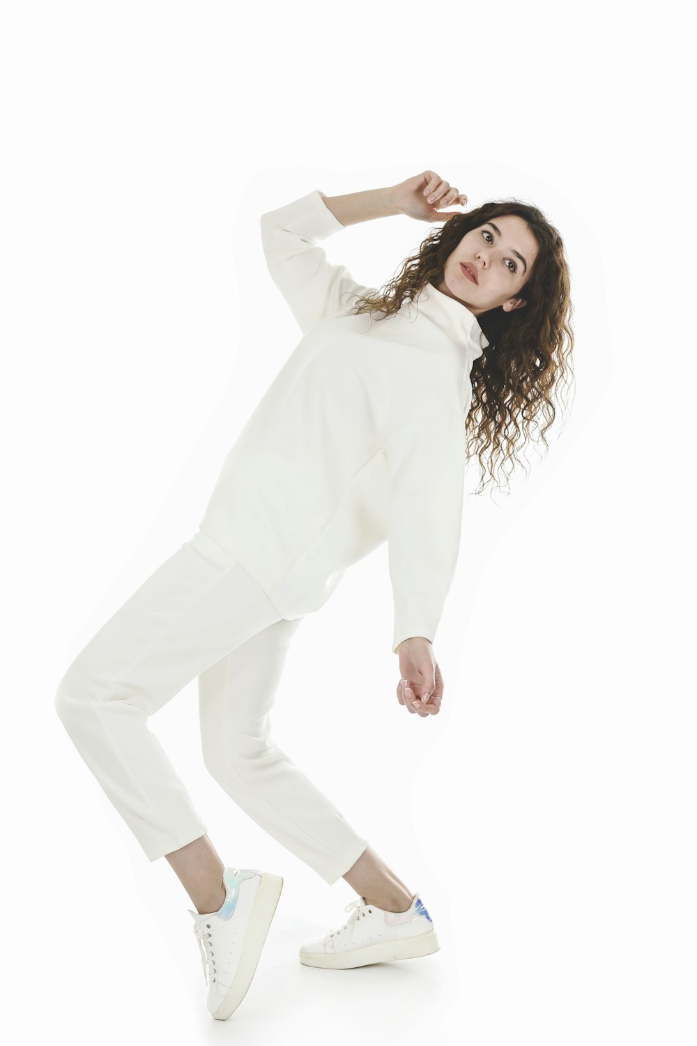 mujer con camisa blanca de manga larga y pantalón blanco
