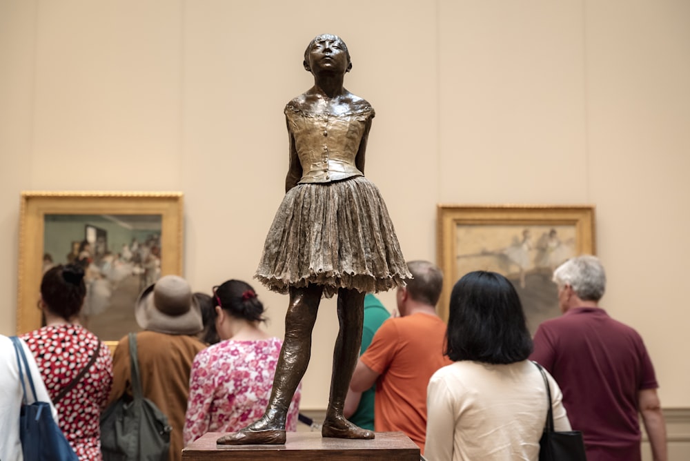 Statue de femme en robe blanche