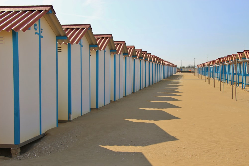 Maisons en bois blanc et bleu