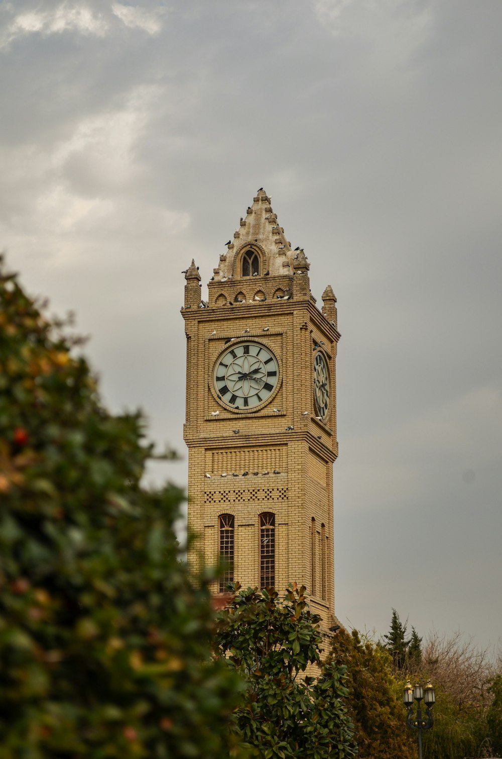 Big Ben unter weißen Wolken