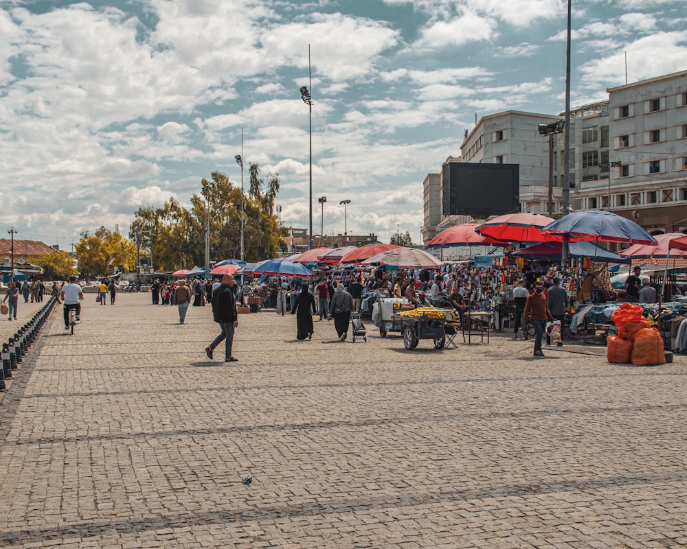 Personas que caminan por la calle durante el día