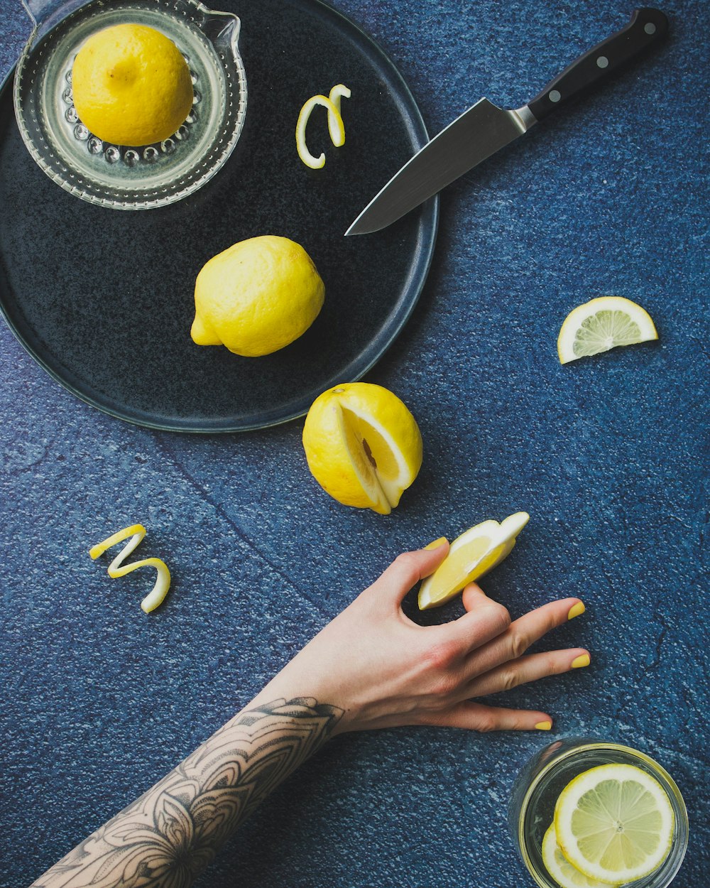 sliced lemon on chopping board