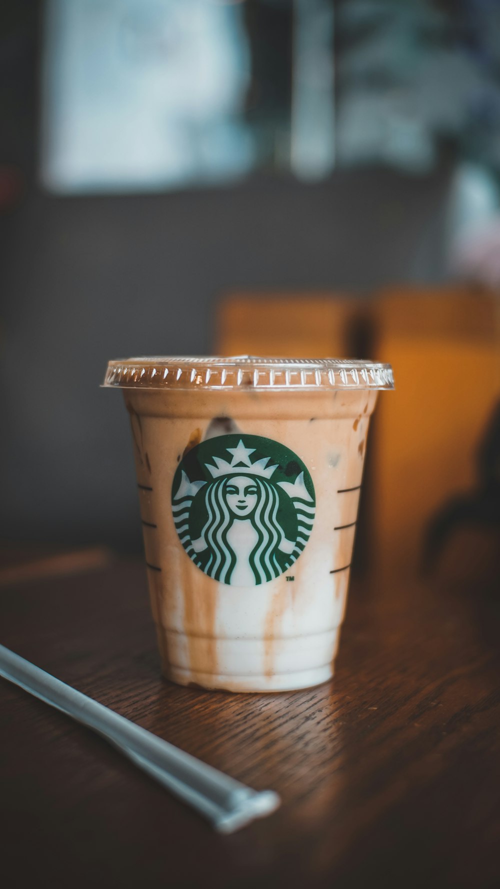 weißer und brauner Starbucks Cup