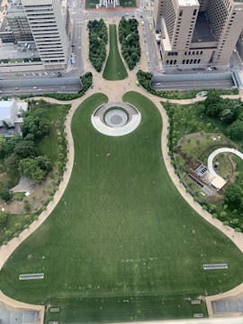 3D visualization of an urban park with landscaping and pathways.