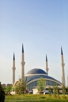 A modern Islamic boarding school campus with students engaged in technology and tahfidz activities under a futuristic blue and green sky.