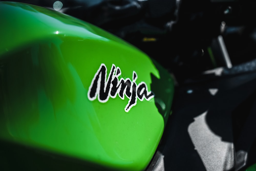 Un gros plan d’une moto verte avec le nom Ninja dessus